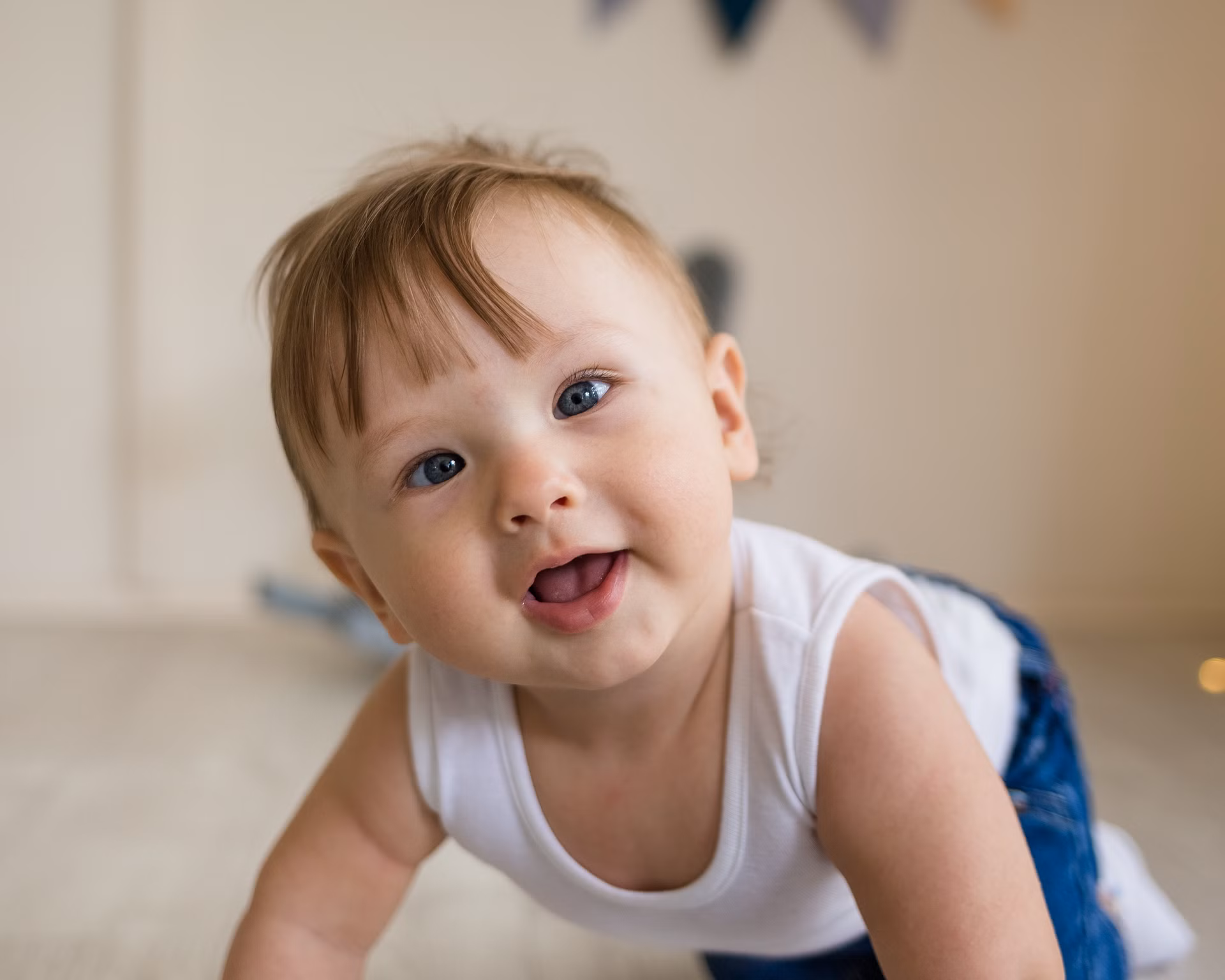 Kind mit Mikrostrabismus