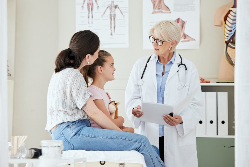 Ärztin im höheren Alter behandelt Patientin