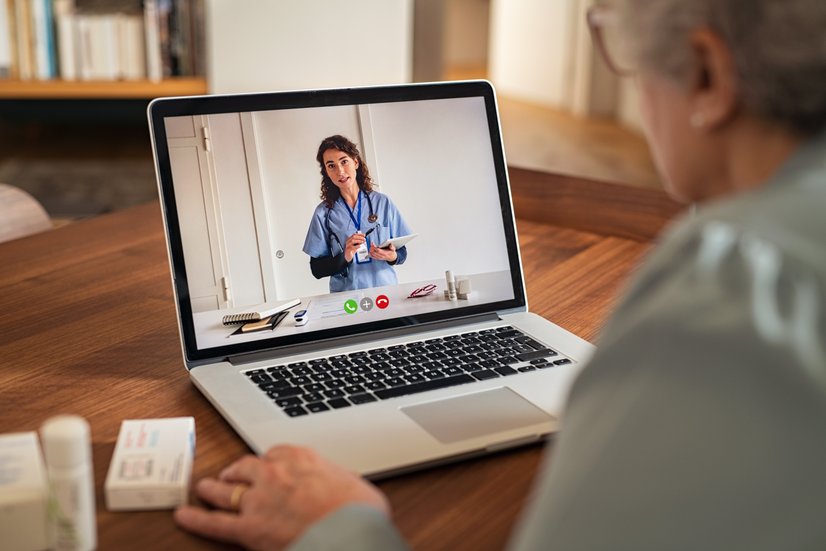 Seniorin im Videochat mit einer Pflegekraft