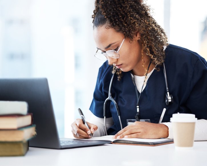 Pflegekräfte aus dem Ausland warten über ein Jahr auf Berufszulassung