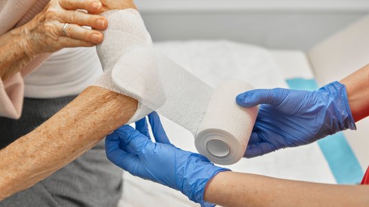 Fachgerechte Fixierung von Wundverbänden