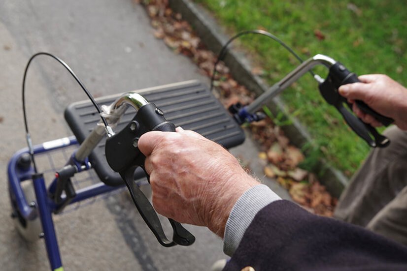 Barrierefreiheit in Arztpraxen: Rollator