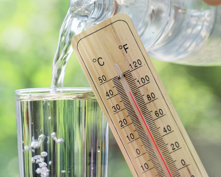 Wasserglas, Thermometer: Illustration Wasserbedarf bei Hitze