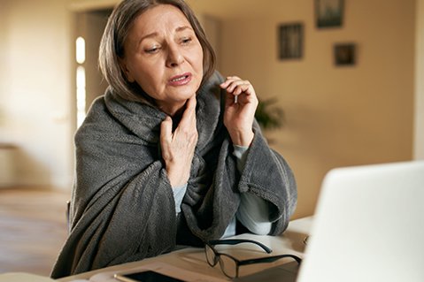 Patientin recherchiert Krankheitssymptome