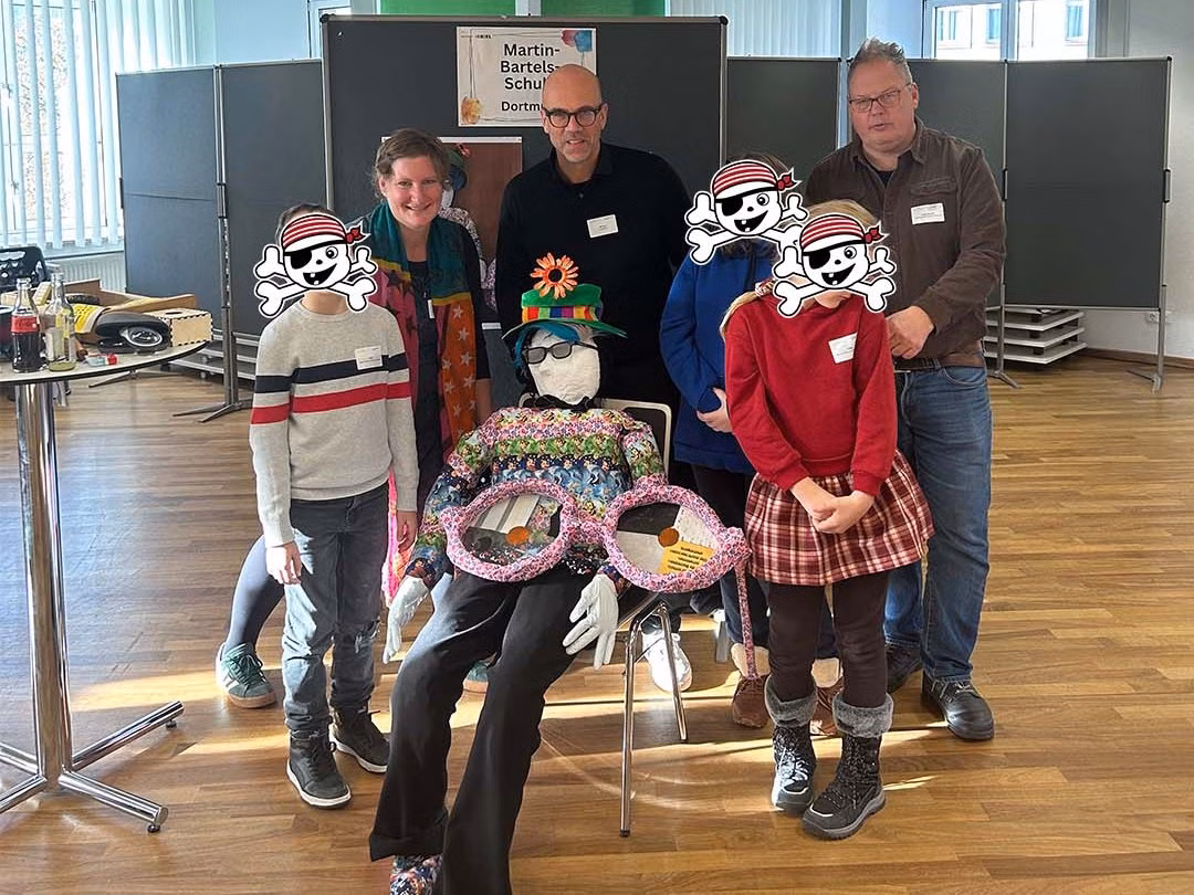 Kunstprojekt aus Augenpflaster 