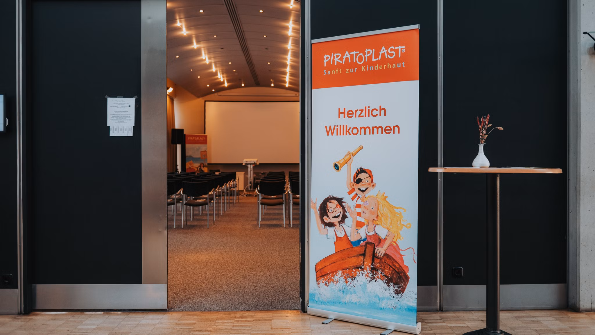 Konferenzraum mit Piratoplast Roll-Up