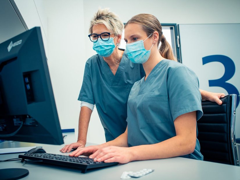 Arztpraxis, MFA bei der Abrechnung