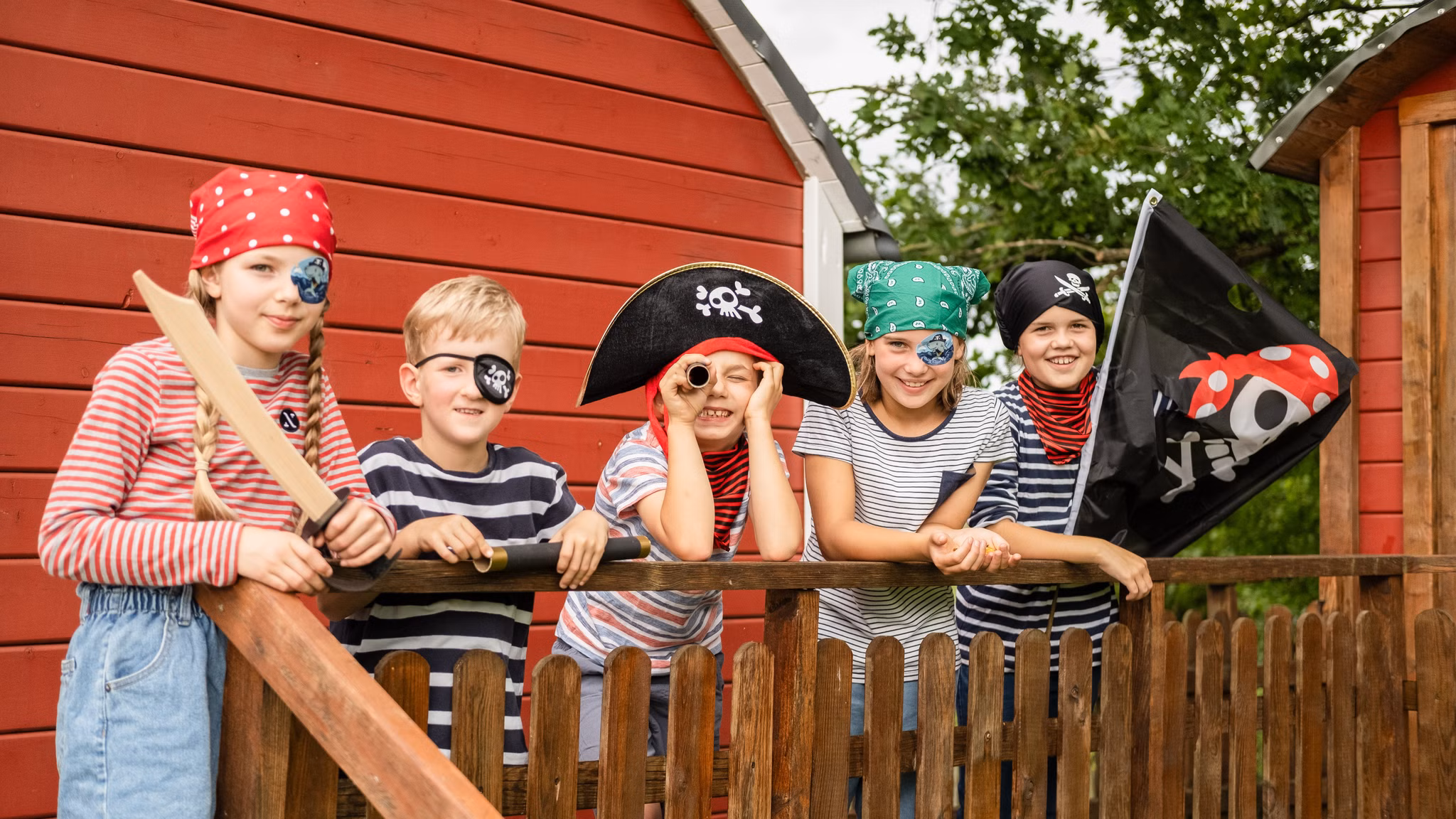 Kinder mit Augenpflaster und Piratenfahne