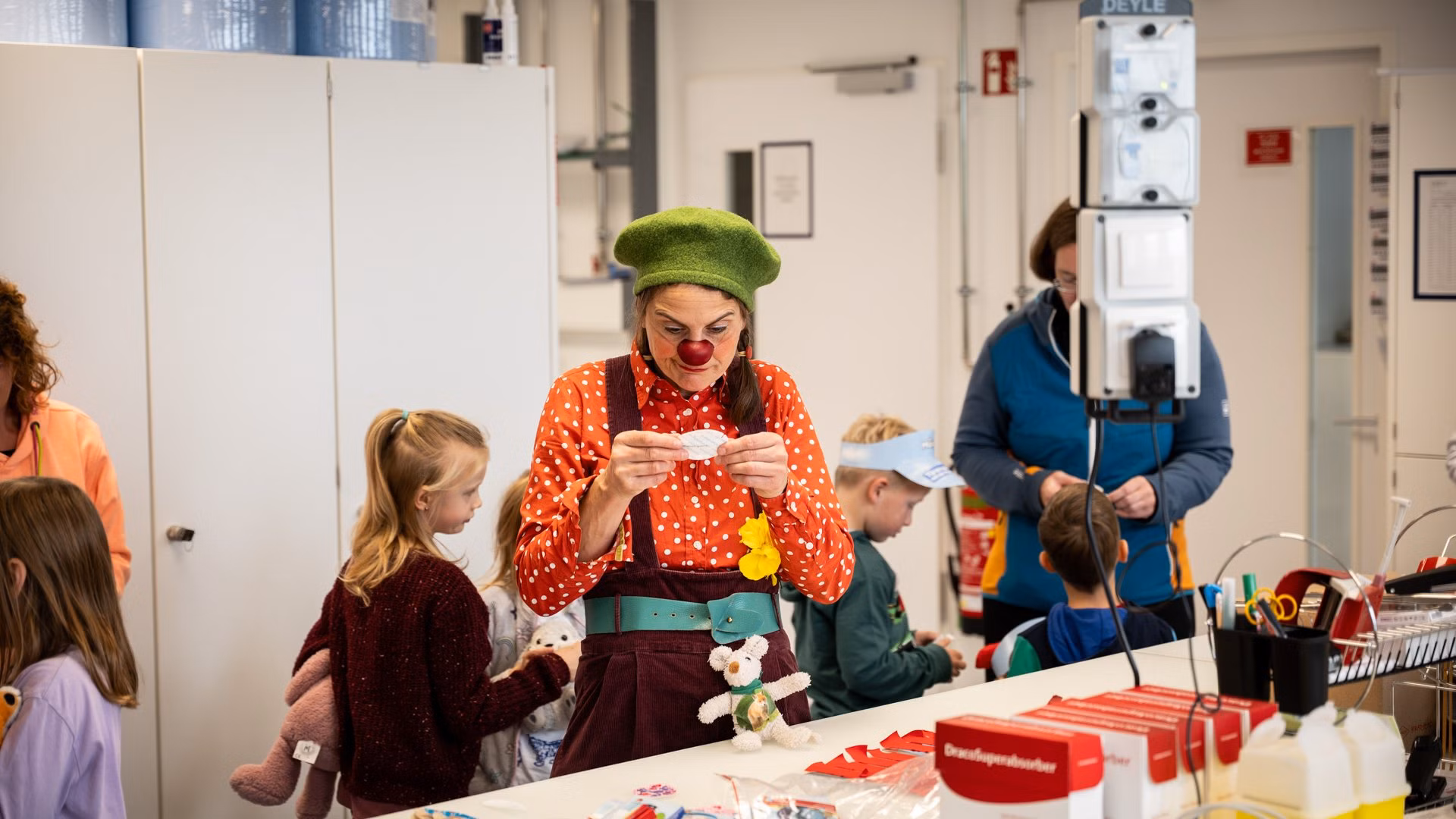 Spielerisches Lernen Kinder Betreuungsperson erklärt Kindern spielerisch Inhalte mit Materialien und Produkten
