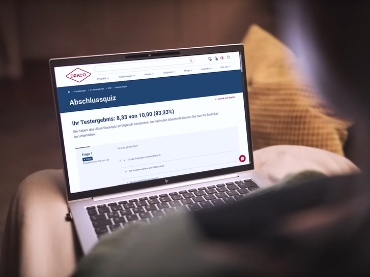 Laptop zeigt Wunde+ Plattform mit Online-Fortbildung zur Wundversorgung