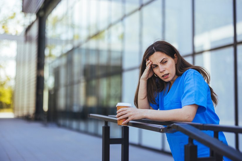 Pflegekraft, gestresst und angespannt