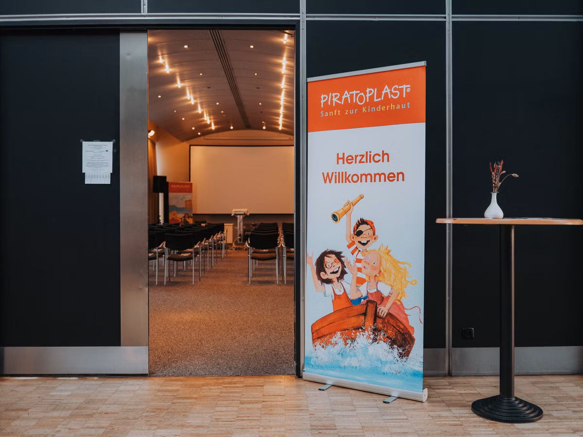 Konferenzraum mit Piratoplast Roll-Up