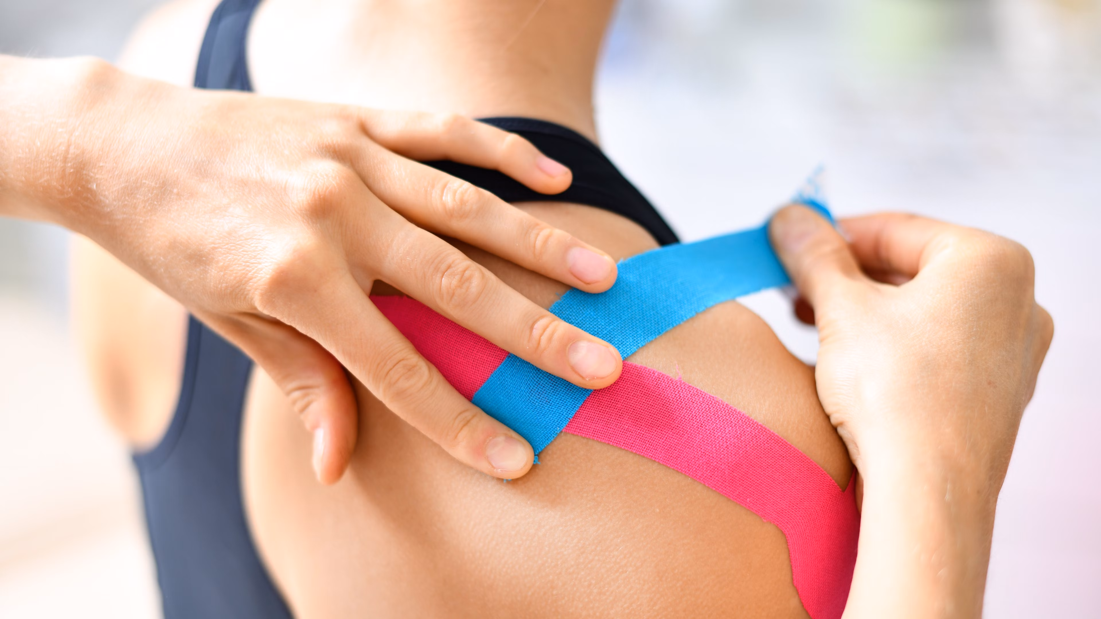 Kinesiologisches Taping am Oberkörper – Den Schmerz gekonnt wegkleben