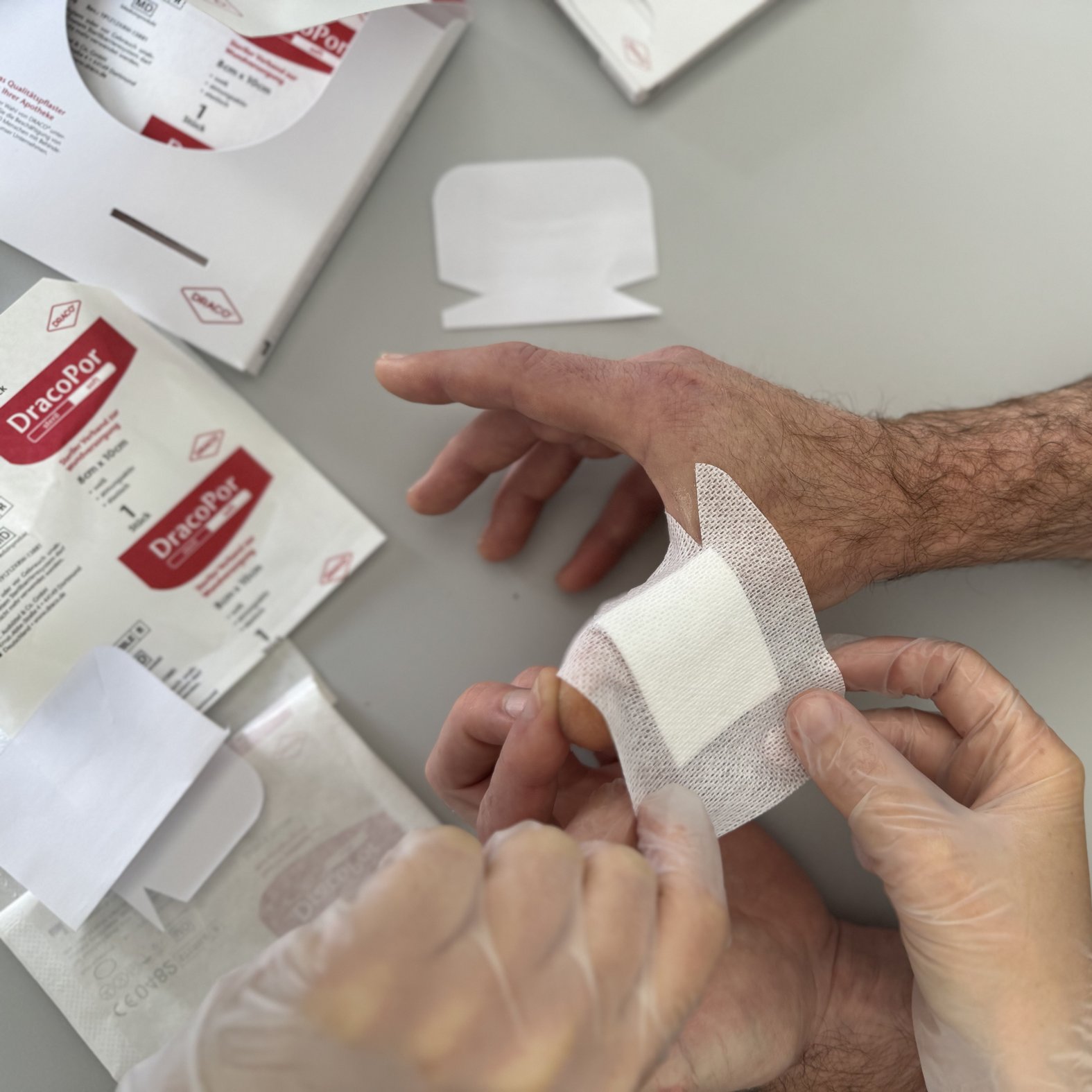 Foto 8: Versorgung der Wunde mit einem sterilen Wundverband