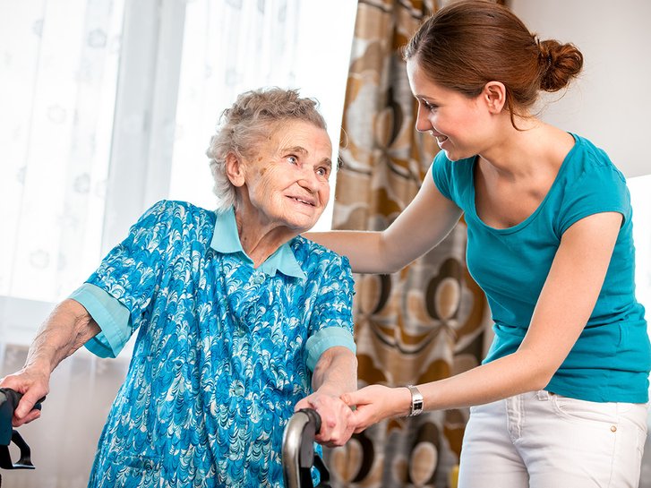 Bewegungsförderung, Patientin mit Pflegekraft