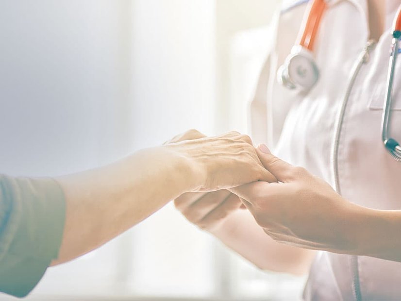 Hände von Patient werden gehalten