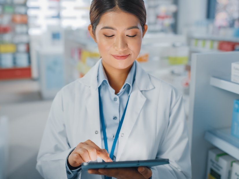 Apotheke, Digitalisierung: Apothekerin mit Tablet