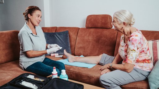 Adhärenz in der Wundtherapie: MFA-Hausbesuch, Patientin