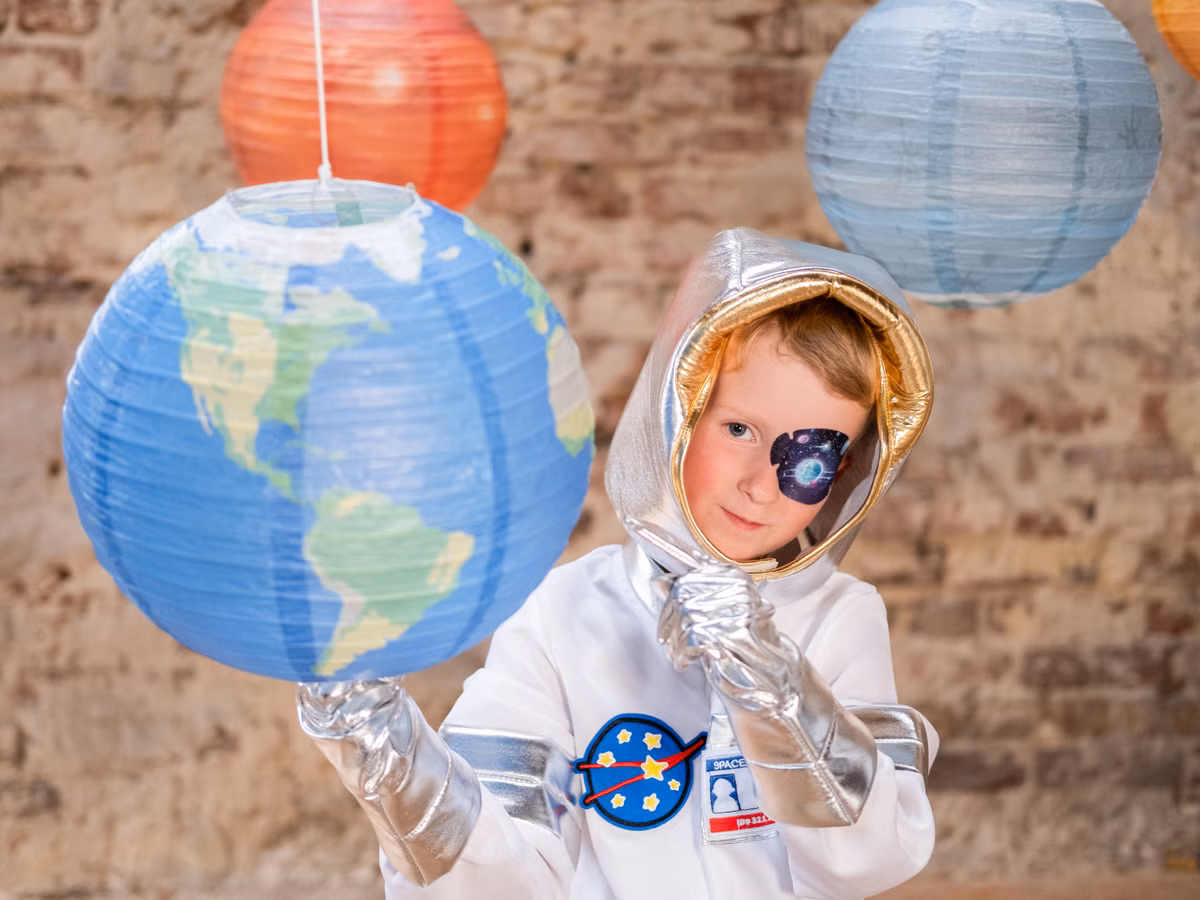 Kind mit Augenpflaster und Globussen