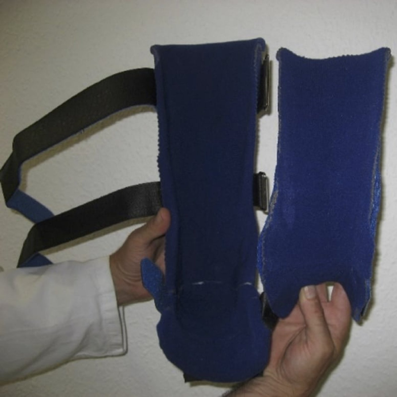 Zwei-Schalen-Orthese mit Klettverschlüssen