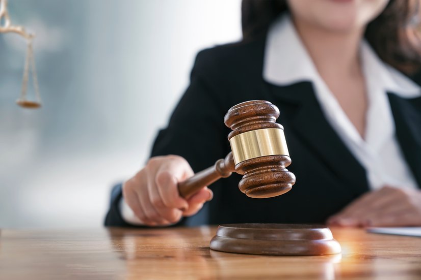 Richterin mit Hammer