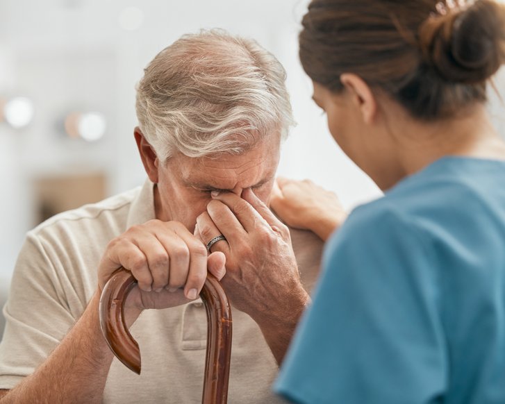 Altersdepression, Senior mit Pflegekraft