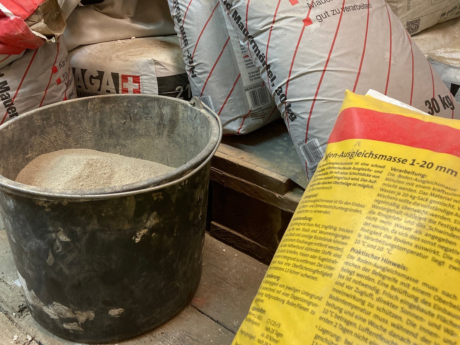 Zement und zementhaltige Baustoffe, Verätzungsgefahr