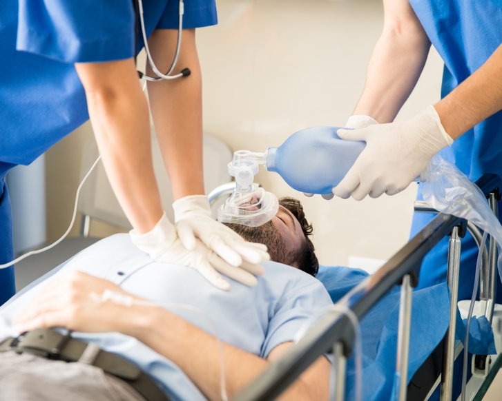 reanimation-mann-künstliche-beatmung