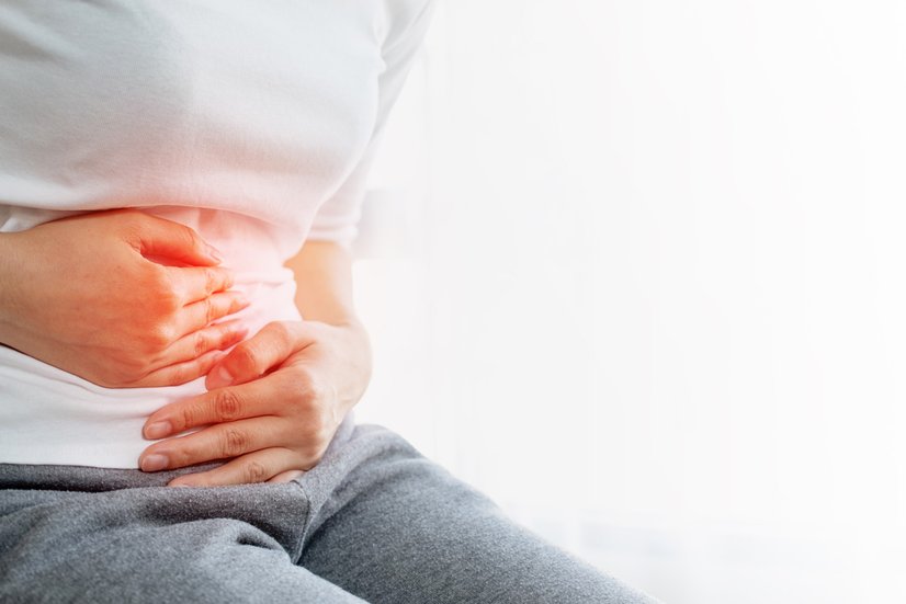 Frau hält sich die Hände vor den Magen