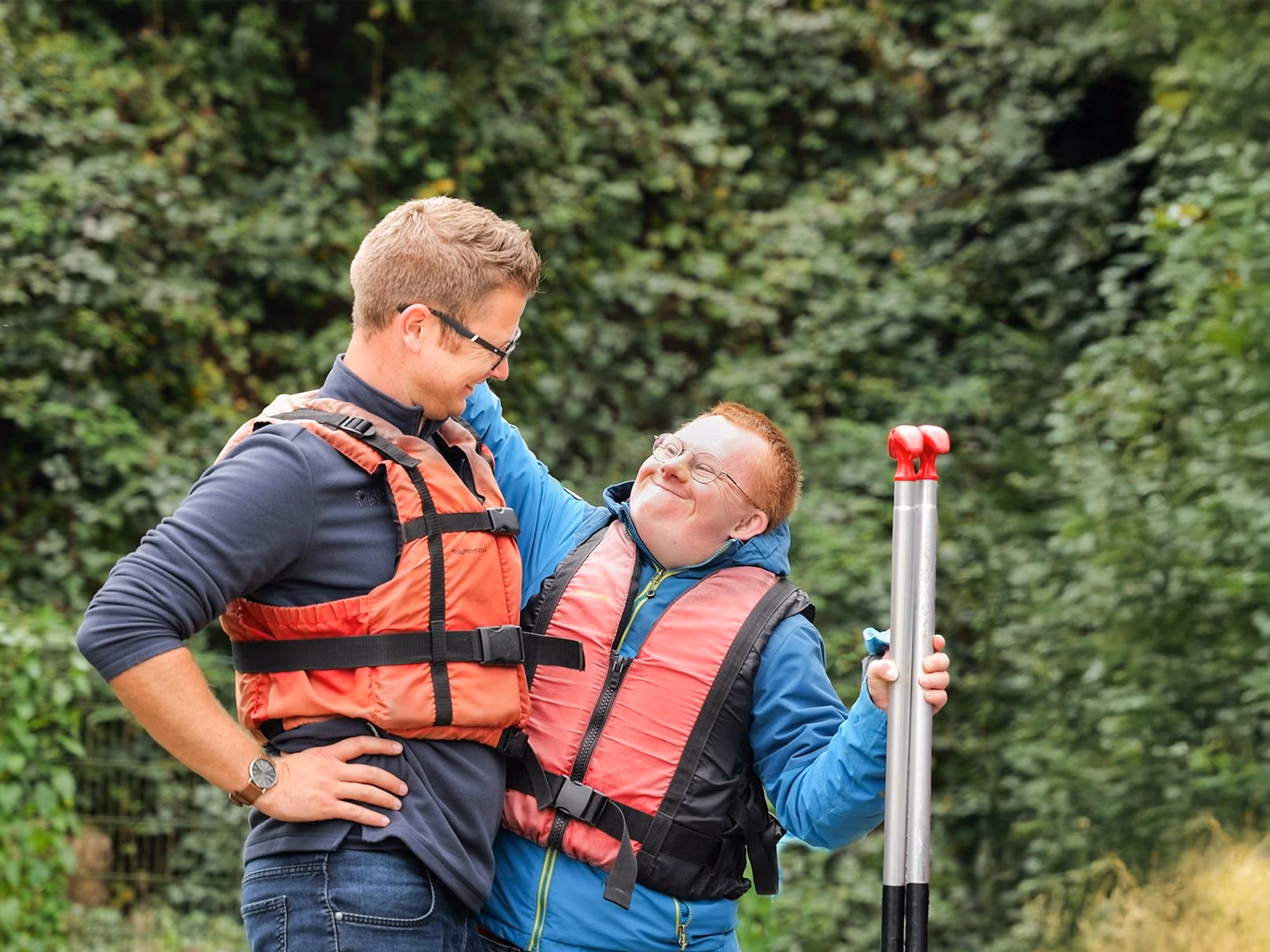 Mitarbeitende von Dr. Ausbüttel unterstützen Menschen mit Behinderung bei gemeinsamer Aktivität im Freien