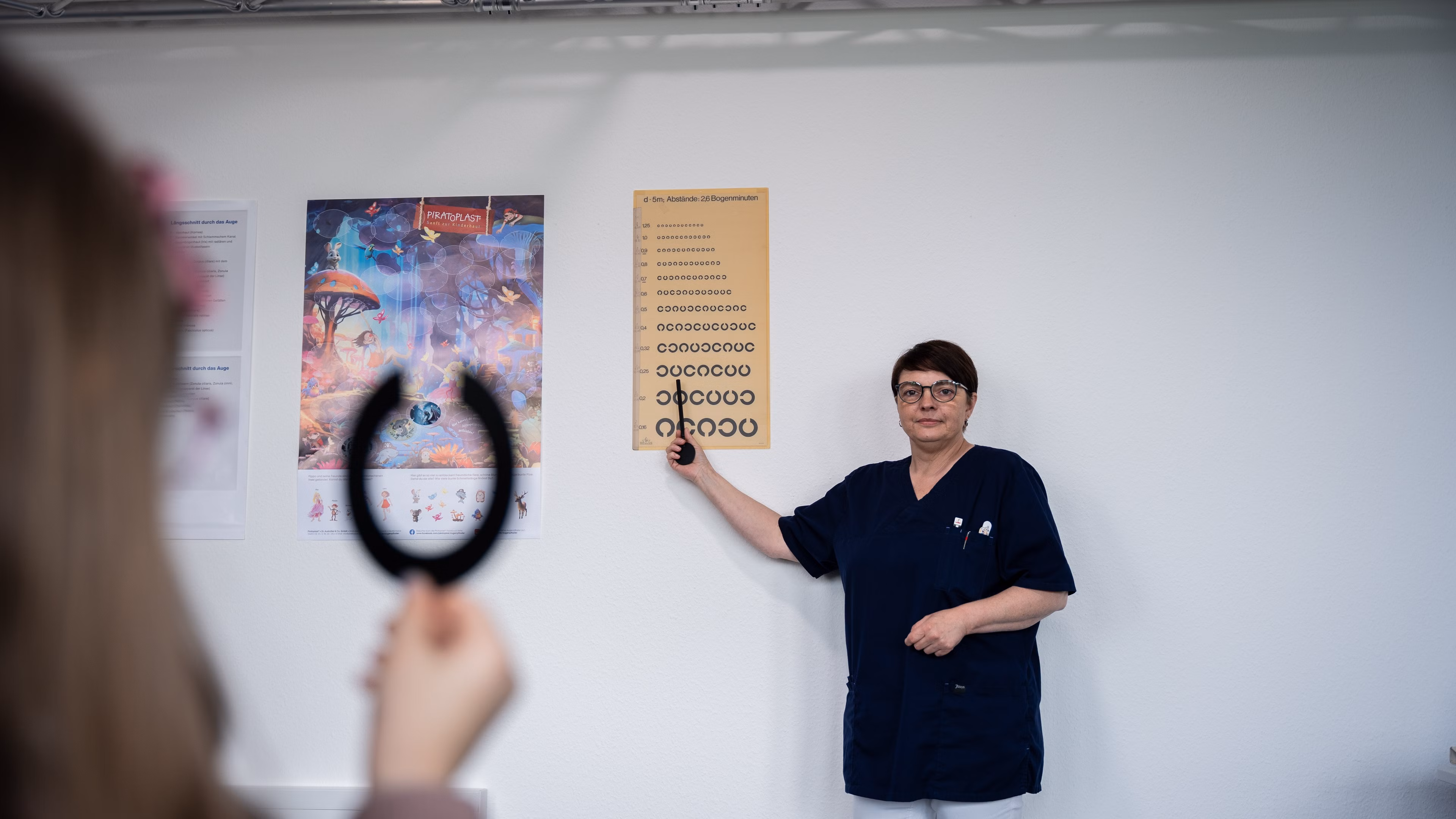 Kind bei einem Sehtest mit einer Orthoptistin
