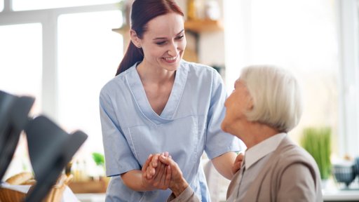 Pflegekraft, ältere Patientin - Pflege, Geriatrie