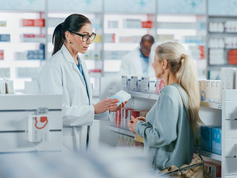 Kundenberatung im Freiwahlbereich einer Apotheke
