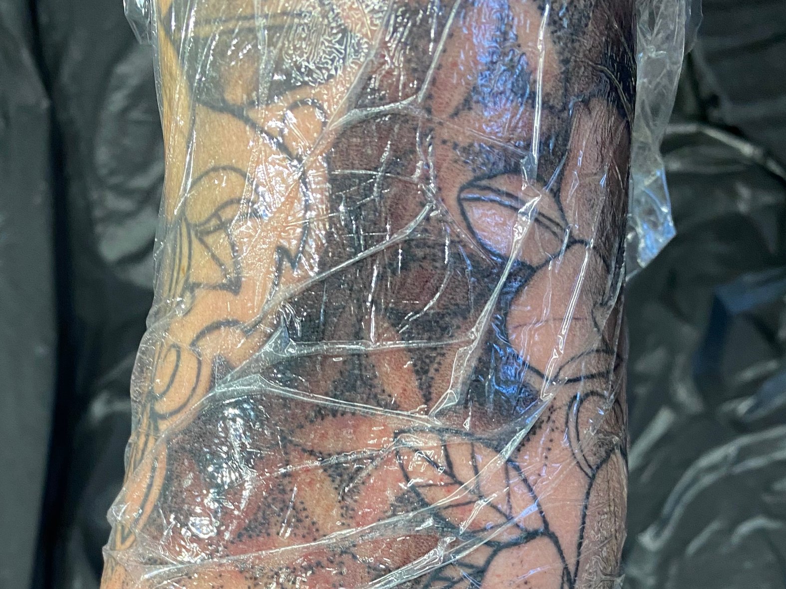 Plastikfolie auf frisch gestochener Tätowierung