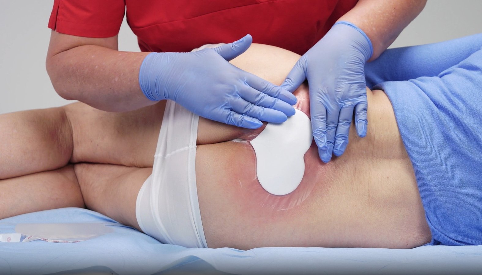 Dracofoam Sakral: Glattstreichen und Fixieren der Ränder