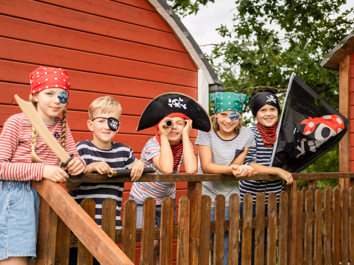 Kinder mit Augenpflaster und Piratenfahne
