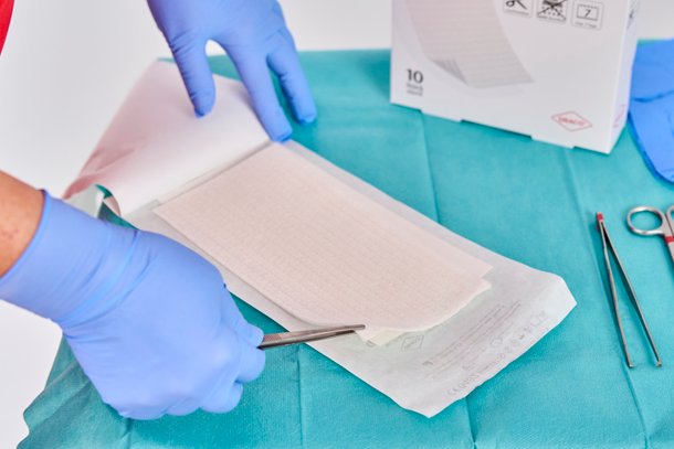 Hydrofaser 10x20cm, Entnahme von DracoHydrofaser vor Anwendung