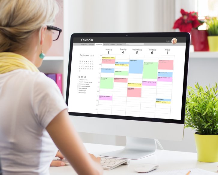 Terminplanung in der Arztpraxis, MFA am Rechner, Kalender