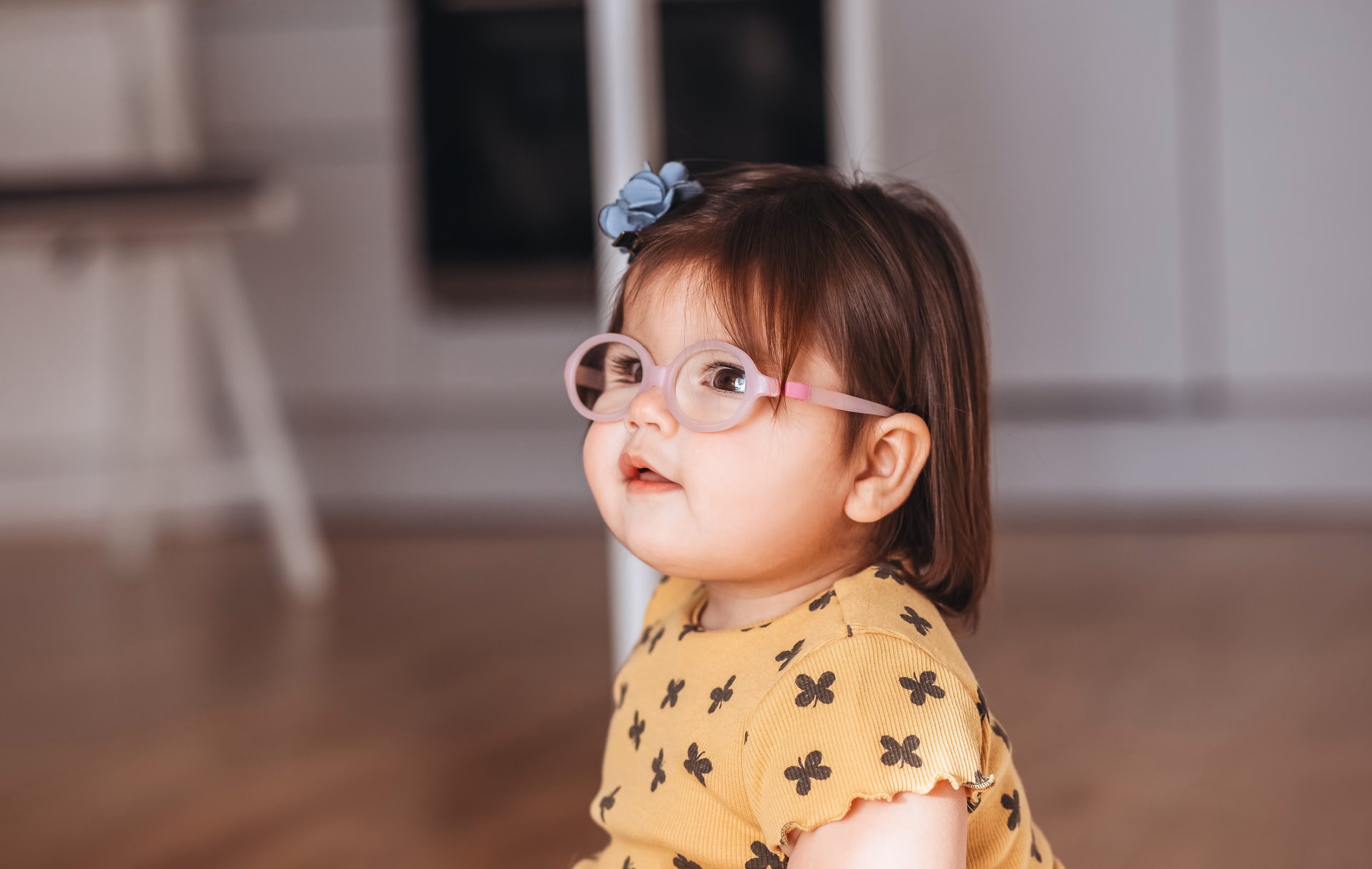 Ein Kleinkind mit einer Brille