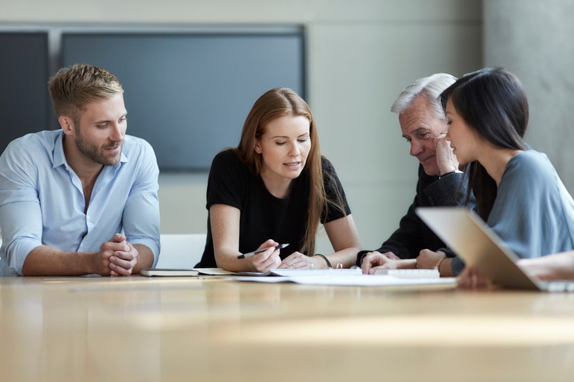 Arbeitsgruppe bespricht ein Thema