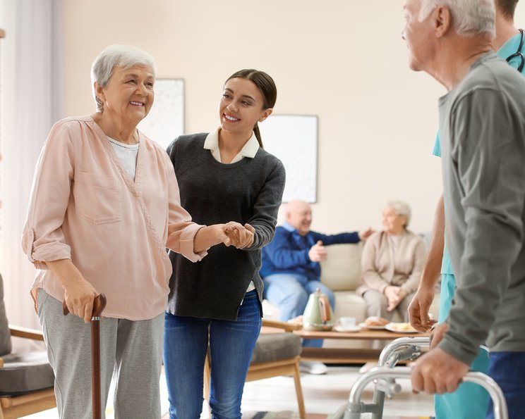 Sturzprophylaxe: 6 Tipps für die Pflege