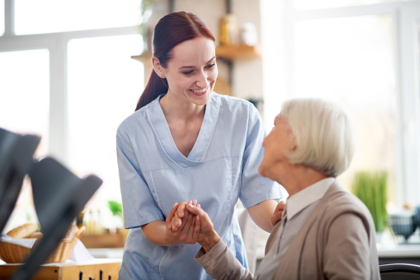 Pflegekraft, ältere Patientin - Pflege, Geriatrie