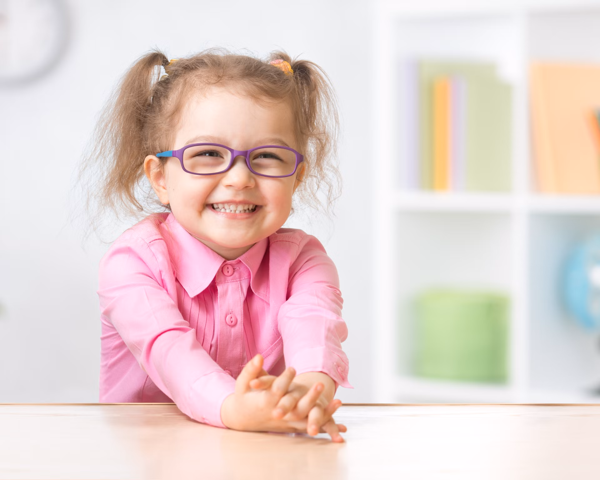 Glückliches Mädchen mit Brille
