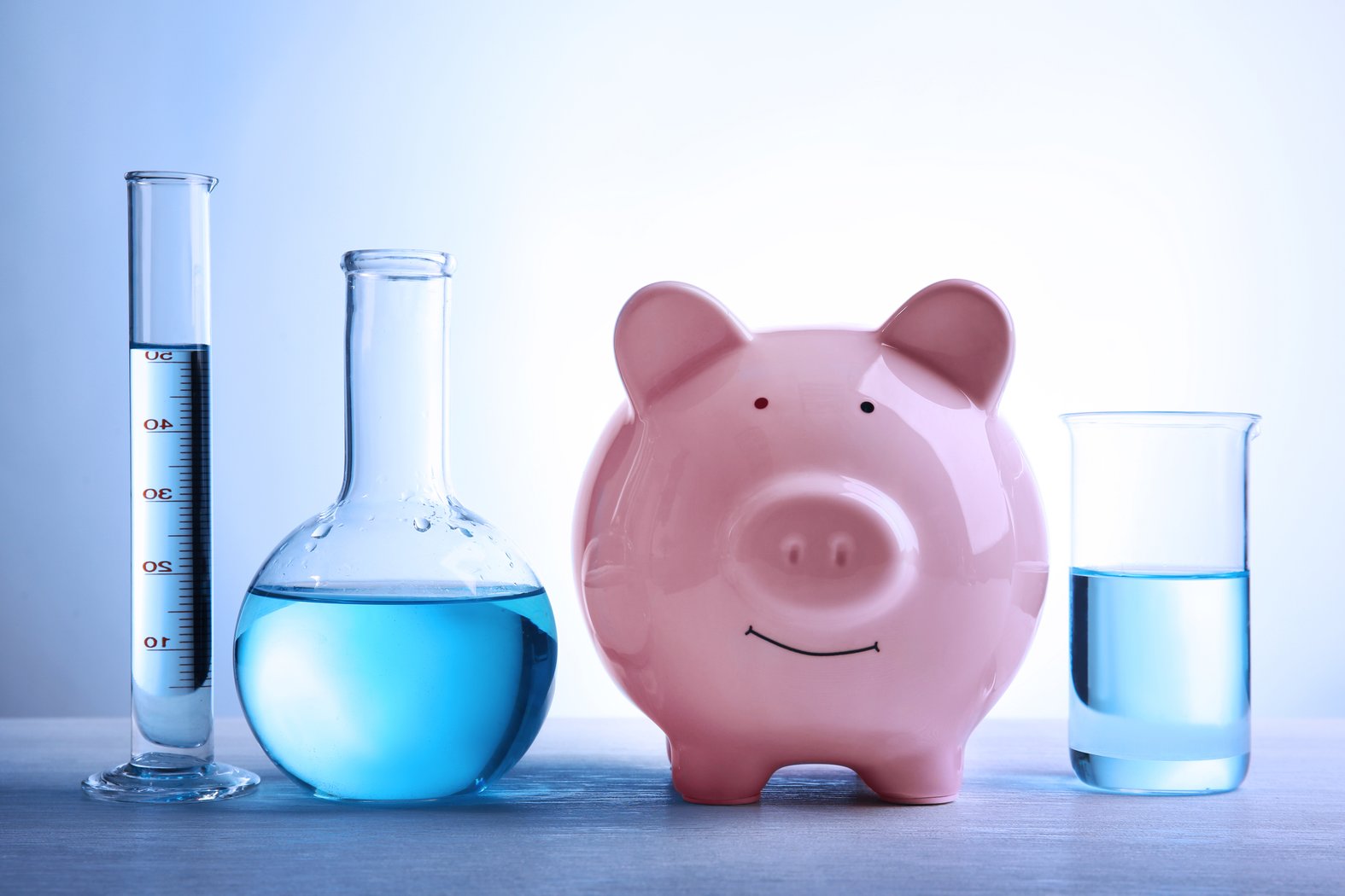 Sparschwein im Labor - Illustration Nachhaltigkeit Arztpraxis