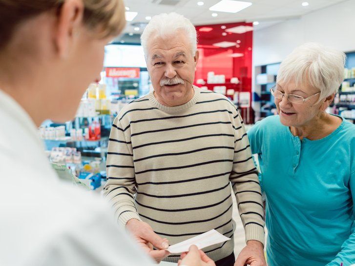 Dementer Herr in Apotheke
