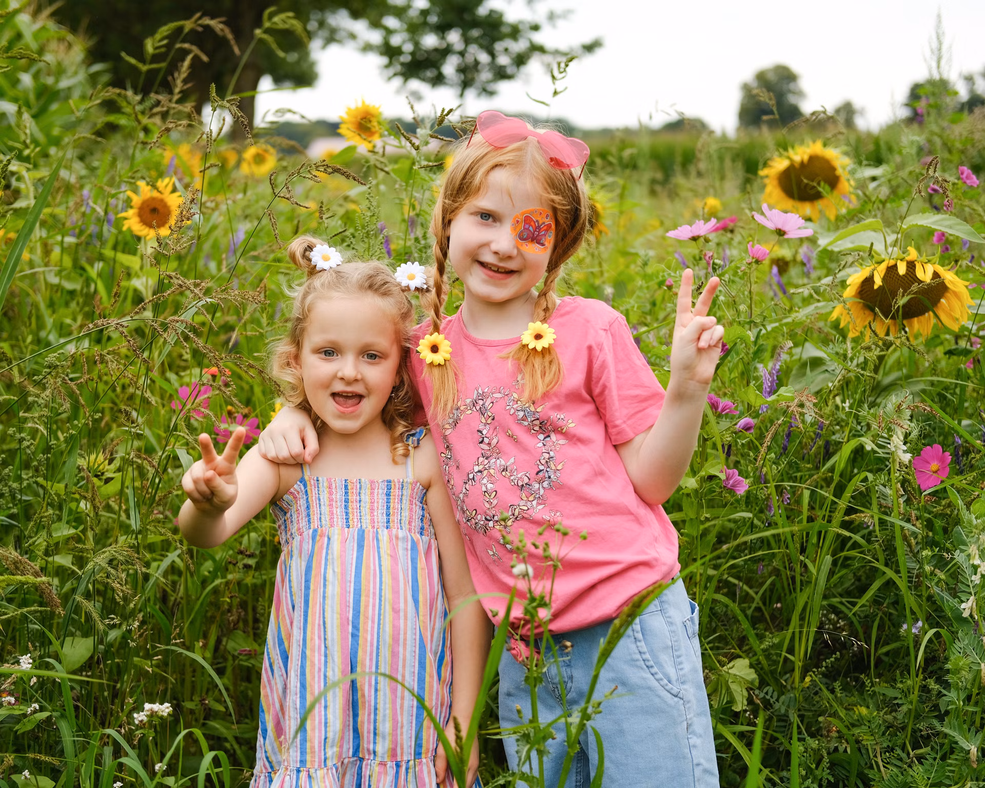 Kinder mit Augenpflaster und Sonnenblumen 