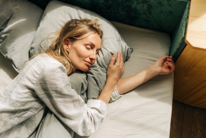 Frau schlafend im Bett