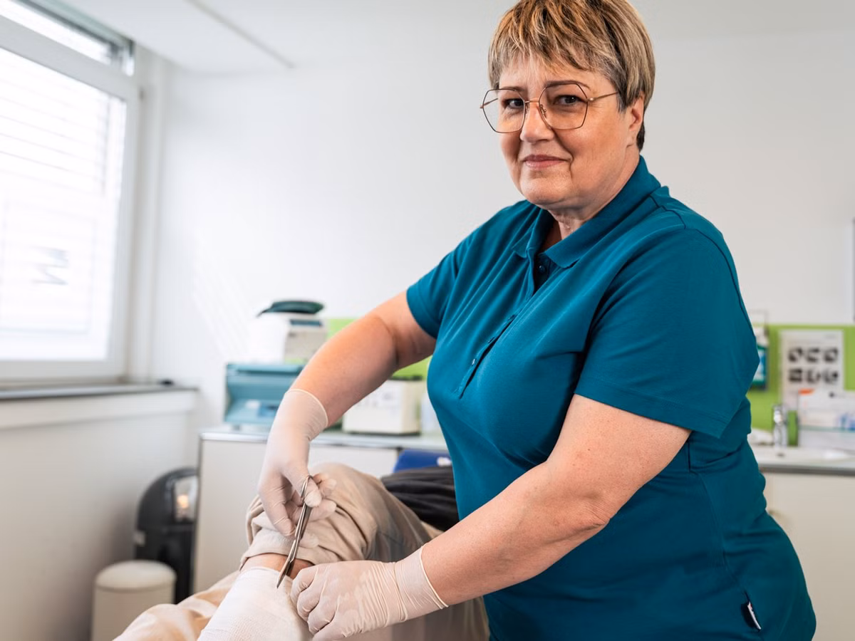 MFA führt Wundversorgung bei Patientin mit DRACO Produkten durch