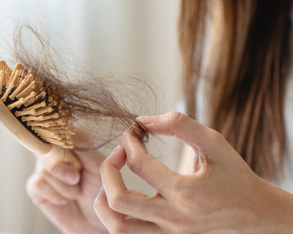 Saisonaler Haarverlust – Tipps für Patienten zu Pflege und Ernährung