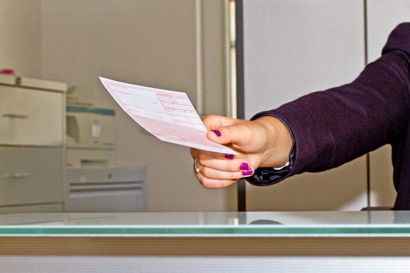 Rezeptausstellung, Rezept wird übergeben